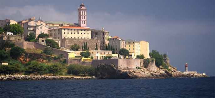 “Meurtres à Bastia” en tournage pour France 3 avec Richard Bohringer