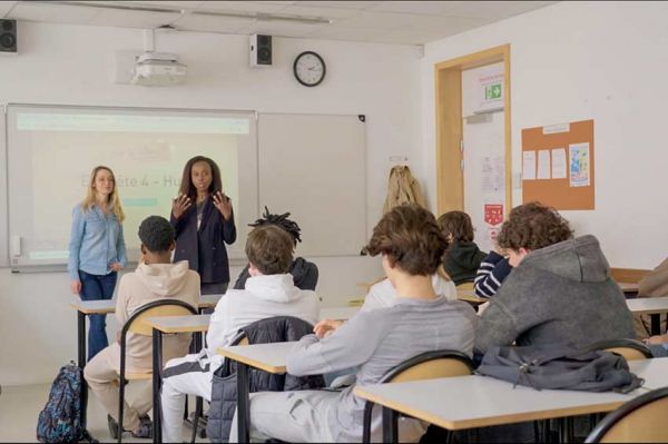 "Les Écrans-Rois : piège ou paradis des ados ?" mercredi 26 février 2025 sur C8