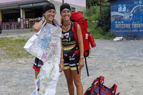 "Pékin Express" : Les binômes découvrent qu'ils doivent abandonner le GPS pour des cartes routières ! (vidéo)