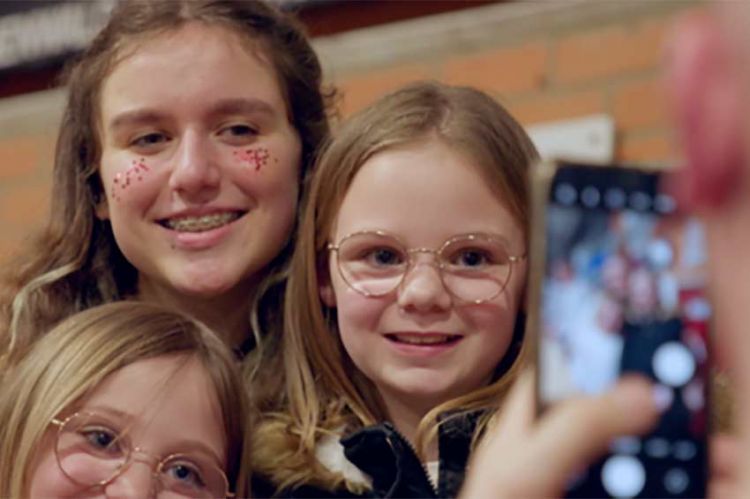 "Enfants influenceurs : une vie sur les réseaux" à voir sur Public Sénat samedi 12 avril 2025