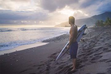 "Surf, le feu sacré" : l'épopée du surf, des origines à Paris 2024 sur France 4 lundi 11 août 2025
