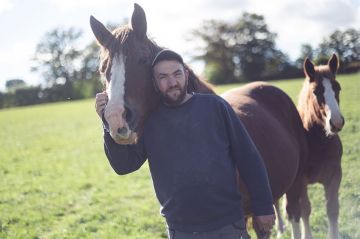 &quot;L&#039;amour est dans le pré&quot; : découvrez Anthony, éleveur de volailles bio, agriculteur de la saison 20 sur M6
