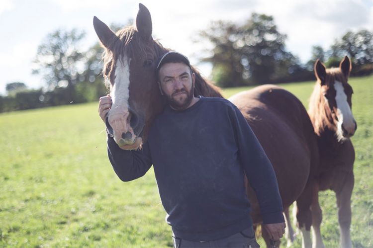 "L'amour est dans le pré" : découvrez Anthony, éleveur de volailles bio, agriculteur de la saison 20 sur M6