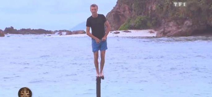 “Koh-Lanta” : regardez Denis Brogniart qui essaie l'épreuve des poteaux ! (vidéo)