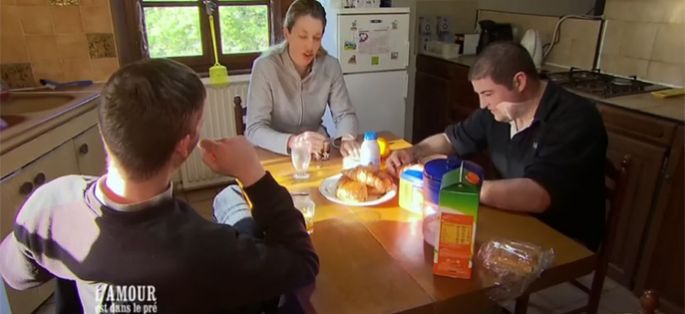 Replay “L'amour est dans le pré” : Emeline n'a aucun coup de coeur et l'annonce à ses prétendants (vidéo)