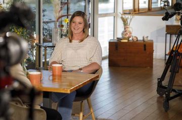 "L'amour est dans le pré" : Océane sous le charme de l'un de ses prétendants, lundi soir sur M6 (vidéo)