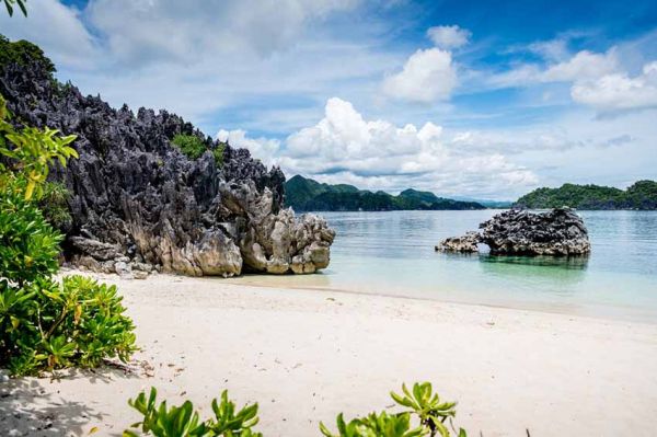 "Koh-Lanta" : Denis Brogniart vous emmène sur l'un des camps avant l'arrivée des candidats (vidéo)