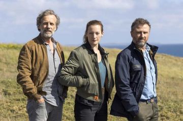 "Meurtres à Pont-Aven" à revoir sur France 3 samedi 23 août 2025 avec Alexandre Brasseur, Astrid Roos &amp; Stéphane Freiss