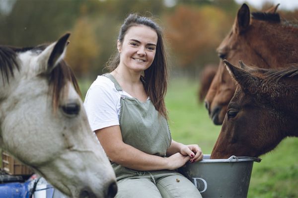 "L'amour est dans le pré" : découvrez Célia, éleveuse de chevaux, agricultrice de la saison 20 sur M6