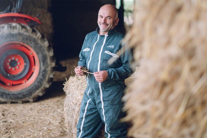 &quot;L&#039;amour est dans le pré&quot; : M6 dévoile un extrait du portrait de Pierrick, un agriculteur de la saison 20 (vidéo)