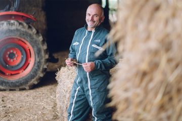 &quot;L&#039;amour est dans le pré&quot; : M6 dévoile un extrait du portrait de Pierrick, un agriculteur de la saison 20 (vidéo)