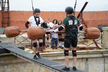 &quot;Fort Boyard&quot; : Damien Thévenot et Pef s&#039;affrontent aux cotons-tiges samedi 22 juillet 2023 sur France 2 - Vidéo