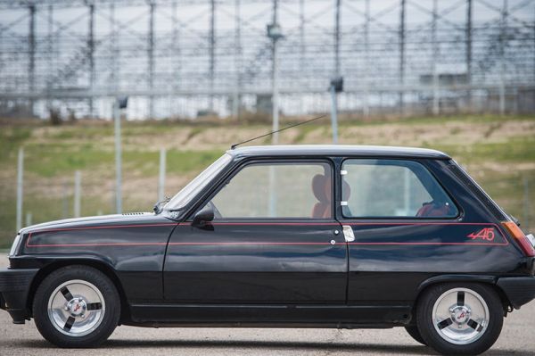 "Wheeler Dealers France" : restauration d'une Renault 5 Alpine Turbo sur RMC Découverte lundi 20 novembre 2023
