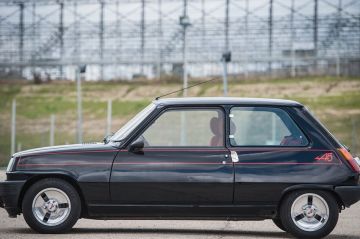 "Wheeler Dealers France" : restauration d'une Renault 5 Alpine Turbo sur RMC Découverte lundi 20 novembre 2023