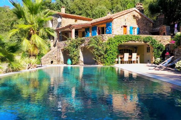 "Travaux XXL : piscines et lagons" : « Piscine d'architecte à une heure de Paris » sur RMC Découverte mercredi 27 septembre 2023