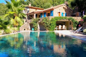 "Travaux XXL : piscines et lagons" : « Piscine d'architecte à une heure de Paris » sur RMC Découverte mercredi 27 septembre 2023