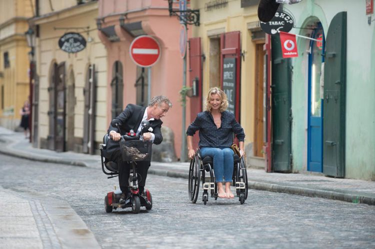 &quot;Tout le monde debout&quot; avec Franck Dubosc &amp; Alexandra Lamy sur TF1 lundi 30 octobre 2023 - Vidéo