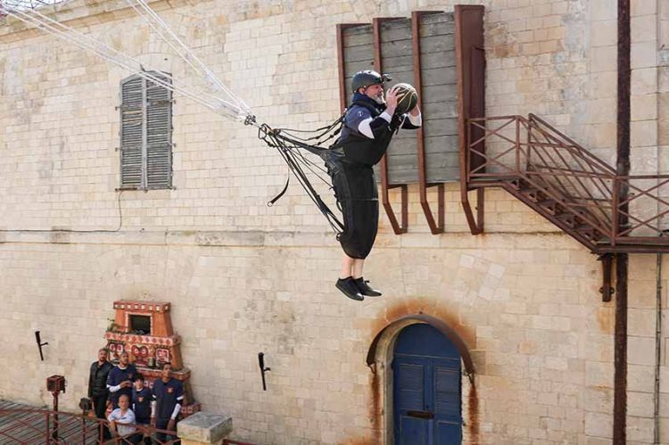 “Fort Boyard” : Philippe Etchebest propulsé au Turbo Basket, ce soir sur France 2 (vidéo)