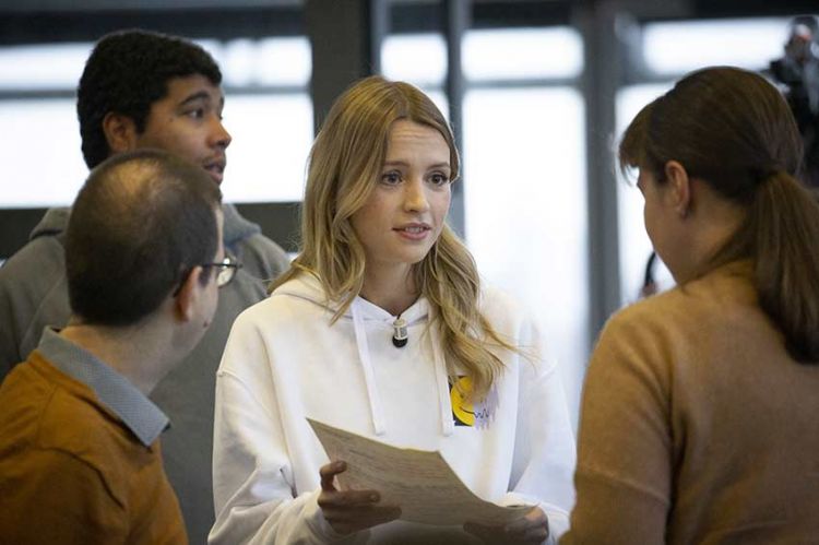 Angèle dans &quot;Les rencontres du Papotin&quot; sur France 2 samedi 20 mai 2023 - Vidéo