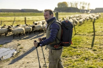 Inédit : &quot;Sur les chemins noirs&quot; avec Jean Dujardin sur France 2 dimanche 12 octobre 2025 (vidéo)