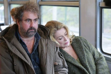 &quot;Dans la cour&quot; avec Catherine Deneuve & Gustave Kervern sur France 4 samedi 27 septembre 2025