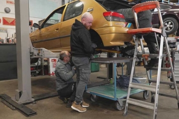 Restauration d'une Peugeot 306 S16 dans &quot;Vintage Mecanic&quot; sur RMC Découverte mardi 7 octobre 2025