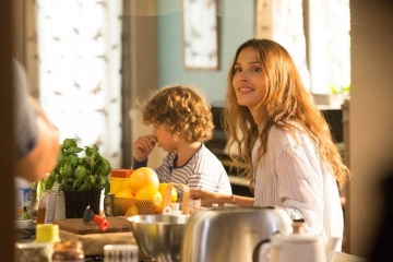 La série &quot;Juste un regard&quot; avec Virginie Ledoyen à revoir sur NOVO19 samedi 13 septembre 2025